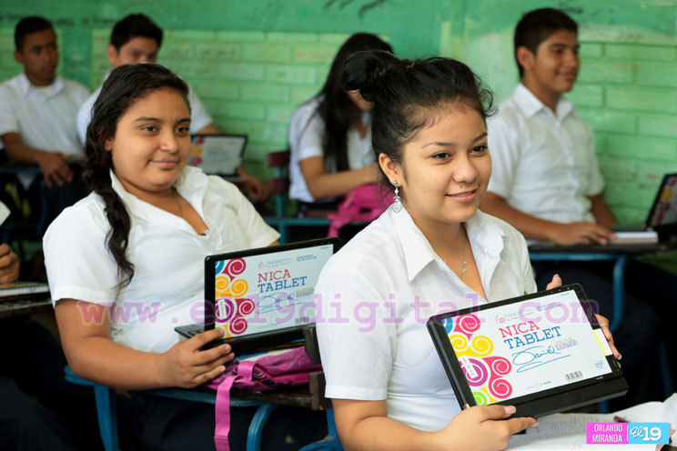 Inauguran aulas m&oacute;viles digitales en el colegio Benjam&iacute;n Zeled&oacute;n